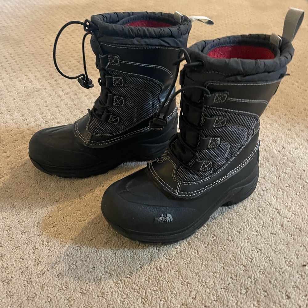 The north face boys black snow boots size 1